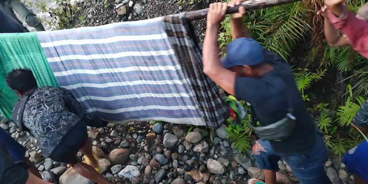 Para pendulang mengevakuasi Sirang yang tersambar petir di Mile 35, Rabu (15/9/2021) sore. Foto: Polsek Kuala Kencana